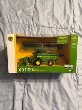 Ertl John Deere 1/64 combine Employee edition NIB